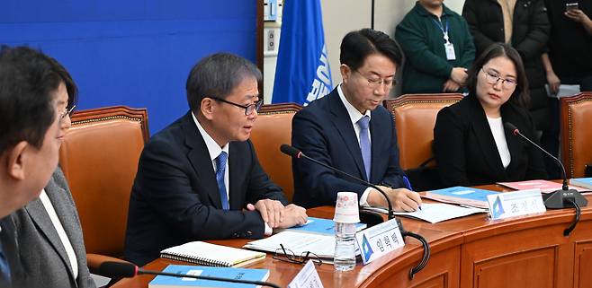 임혁백 더불어민주당 공천관리위원회(공관위) 위원장이 12일 오전 서울 여의도 국회에서 열린 공관위 1차회의에서 발언을 하고 있다. 이상섭 기자