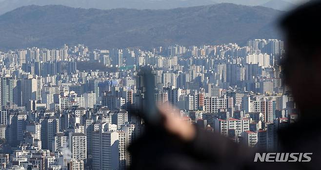 [서울=뉴시스] 홍효식 기자 = 전국 평균 아파트 분양가격이 10개월 연속 상승한 가운데 15일 서울 중구 남산에서 바라본 아파트 모습. 주택도시보증공사(HUG)가 발표한 '민간아파트 분양가격 동향'에 따르면 지난해 12월 말 기준 서울 아파트 3.3㎡당 평균 분양가는 3천494만7천원으로 전년 동기(2천977만9천원) 대비 17.36% 올랐다. 전국 민간아파트의 3.3㎡당 분양가는 1천736만1천원으로 전년 동월 대비 12.29% 올랐으며, 전월 대비로는 1.51% 상승했다. 2024.01.15. yesphoto@newsis.com