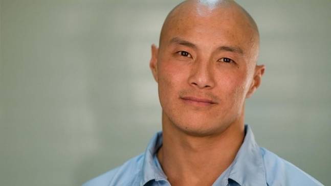 1993년 미국 시카고에서 발생한 ‘오두베인 살인 사건’의 범인이자 최근 30년 만에 조기 출소한 앤드류 서(50)씨. 영화 <하우스 오브 서>의 한 장면.