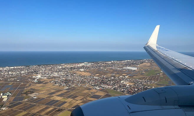 비행기에서 내려다본 고마쓰. 일본 이시카와현 남부에 위치하고 동해에 접해 있다. 인천 공항에서 1시간 45분 비행시간이다.