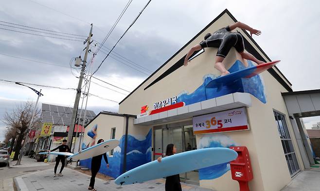 서퍼의 성지라 불리는 강원 양양 현남우체국 외벽에서 파도에 올라탄 서퍼가 벽을 뚫고 들어가는 듯한 입체적 조형물이 시민과 관광객들에게 인기를 끌고 있다.