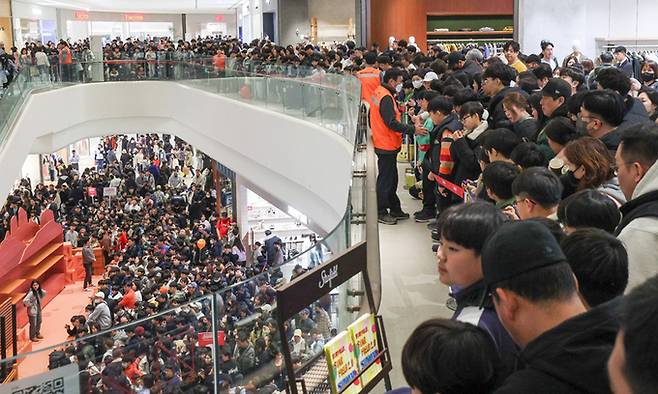 28일 경기 수원시 장안구 스타필드 수원이 모바일 게임 콜라보 행사를 찾은 시민들로 북적이고 있다. 수원시는 지난 27일 스타필드에 몰린 인파로 인해&nbsp;주변 교통이 정체를 빚어&nbsp;안전 안내 문자를 보냈다. 최상수 기자