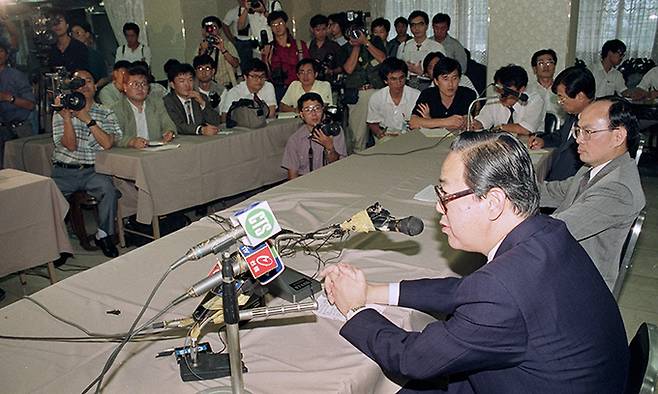 1992년 8월 한·중 수교가 임박한 가운데 진수치 당시 주한 대만 대사가 기자회견을 통해 한국과의 단교 방침을 발표하고 있다. 세계일보 자료사진