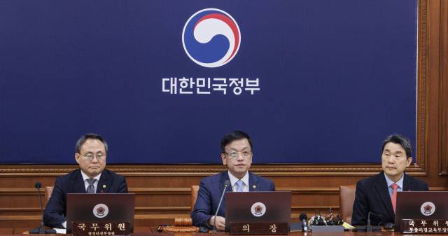 최상목(가운데) 부총리 겸 기획재정부 장관이 23일 정부서울청사에서 열린 국무회의에서 발언하고 있다. 연합뉴스