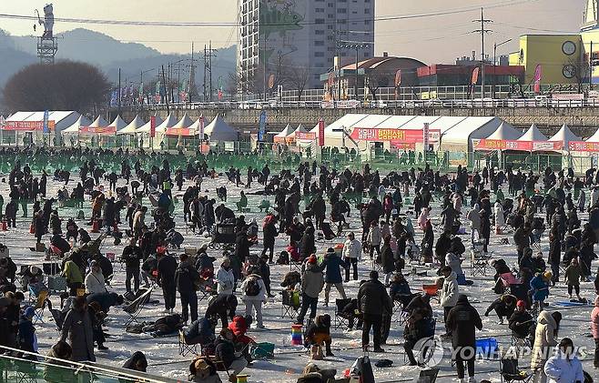 화천산천어축제 인파 (화천=연합뉴스) 이상학 기자 = 2024 화천산천어축제가 폐막하는 28일 축제장인 강원 화천군 화천읍 축제장에는 오전부터 많은 관광객이 찾아 축제를 즐기고 있다.  2024.1.28 hak@yna.co.kr