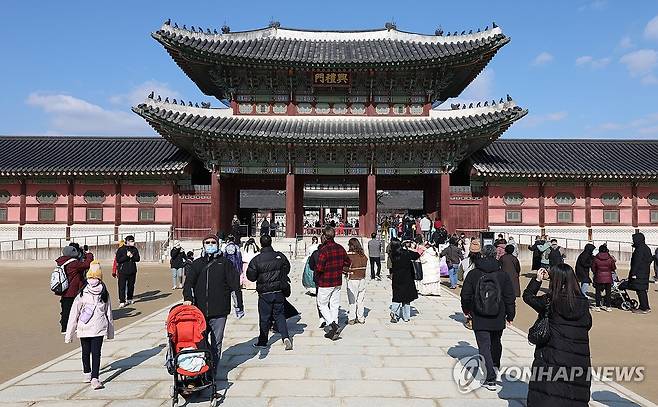 경복궁 나들이 온 시민들 (서울=연합뉴스) 김성민 기자 = 전국이 영상 기온을 보인 28일 오후 서울 종로구 경복궁이 나들이객으로 붐비고 있다. 2024.1.28 ksm7976@yna.co.kr