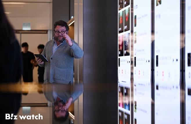 조너선 그루버 애플뮤직 클래시컬 총괄이 29일 서울 중구 애플 명동에서 열린 클래식 음악 전용 애플리케이션 '애플 뮤직 클래시컬(Apple Music Classical)' 국내 출시 기자간담회에 참석해 런칭 설명을 하고 있다./사진=이명근 기자 qwe123@