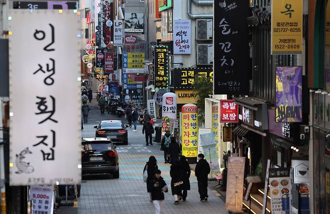 지난 12일  음식점과 주점 등이 밀집된 서울 종로구 종각 젊음의 거리 모습(사진 = 뉴시스)