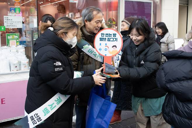 한국가스공사 임직원이 지난 26일 서울 명동 일대에서 겨울철 에너지 절약 캠페인을 펼치는 모습. (사진=가스공사)