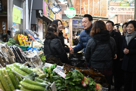 윤석열 대통령이 25일 경기도 의정부시 의정부제일시장을 찾아 상인들을 격려하고 있다. (사진=연합뉴스)