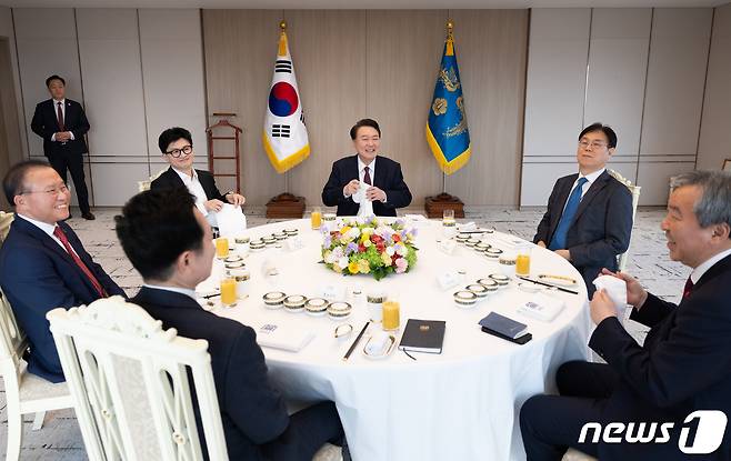 윤석열 대통령이 29일 용산 대통령실 청사에서 열린 국민의힘 지도부와의 오찬에서 한동훈 비대위원장을 비롯한 참석자들과 대화를 나누고 있다. (대통령실 제공) 2024.1.29/뉴스1 ⓒ News1 오대일 기자