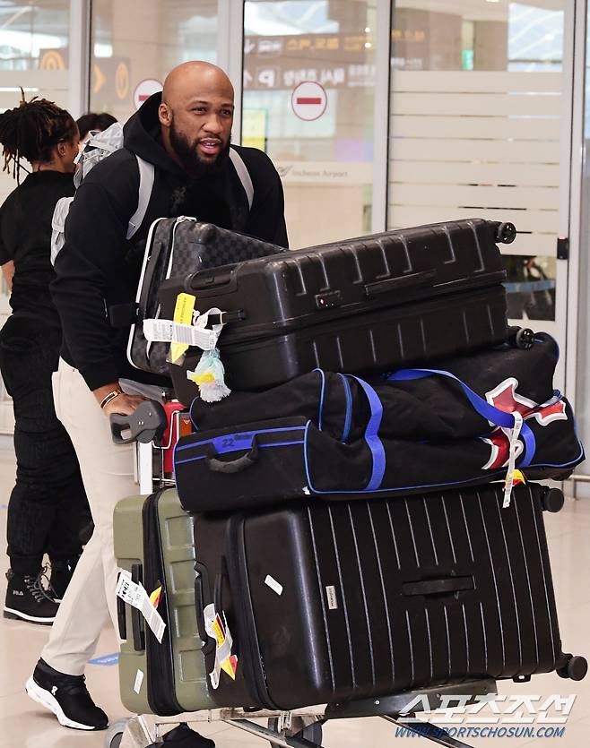 29일 인천공항 제2터미널을 통해 KT 위즈 외국인 타자 로하스가 입국했다. 입국장을 나서고 있는 로하스. 인천공항=송정헌 기자songs@sportschosun.com/2024.01.29/