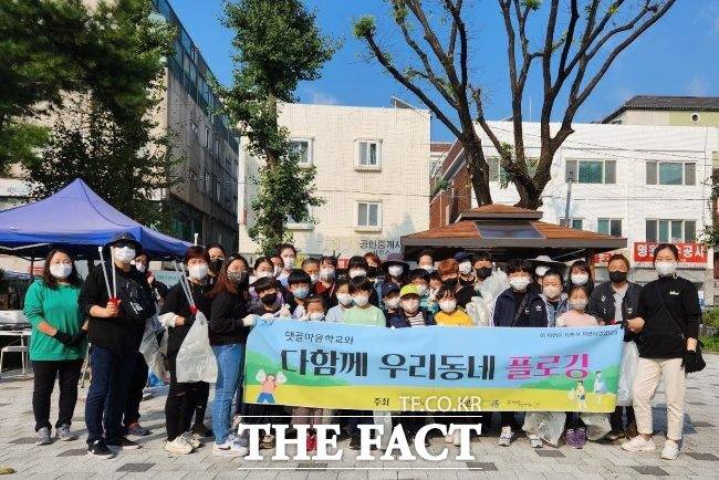 시흥 댓골마을학교(대야동)는 자원순환 그린리더를 양성하며 쓰레기 문제에 대해 매주 학습하고 있다. 동네 플로깅을 하고 있는 댓골마을학교 모습./시흥시