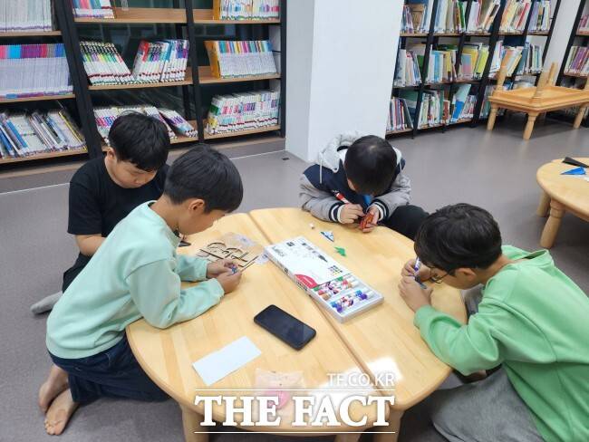 목감동 네이처하임 마을학교의 공예 프로그램 '뚝딱공작소'./시흥시