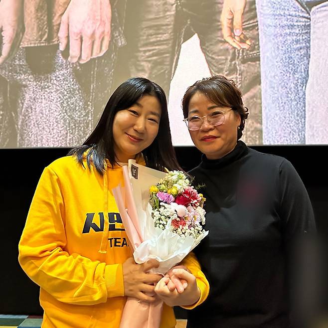 영화 '시민 덕희' 시사회에서 만난 배우 라미란(왼쪽)과 김성자씨. /쇼박스