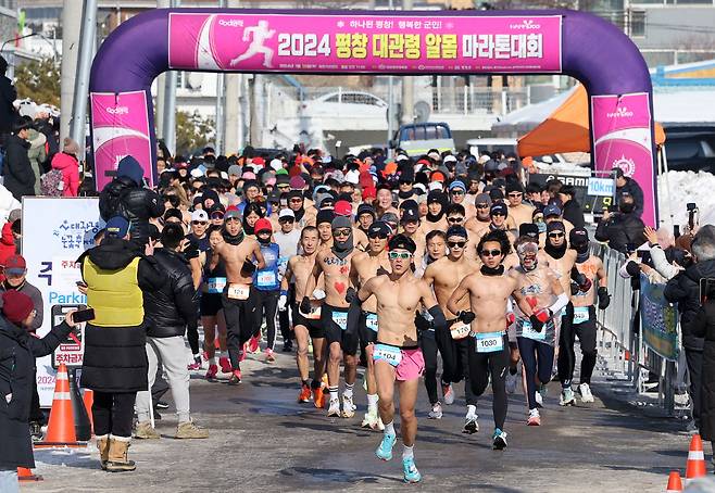 28일 오전 강원 평창군 대관령면 해피700센터에서 열린 '2024 평창 대관령 알몸마라톤 대회'에서 참가자들이 힘차게 출발하고 있다. /뉴스1