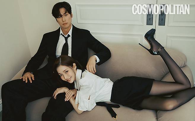 (나인우)재킷, 팬츠 모두 가격미정 제냐. 셔츠, 타이 스타일리스트 소장품. (박민영)셔츠, 타이 모두 가격미정 발렌티노. 쇼츠, 스타킹, 슈즈 스타일리스트 소장품.