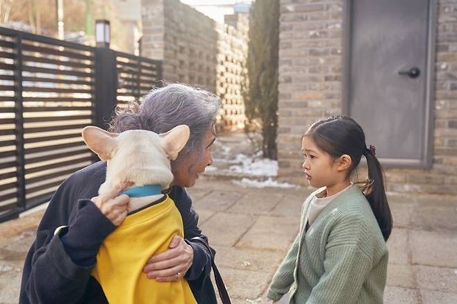 영화 ‘도그데이즈’ 스틸컷, 자신이 잃어버린 반려견 완다를 찾아준 지유에게 감사를 전하는 민서. 격의 없이 상대를 대하는 배우 윤여정은 상대 배우와 나이 차이가 커도 참 조화롭다 ⓒ이하 CJ ENM 제공