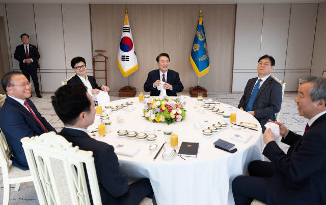 윤석열 대통령이 29일 서울 용산 대통령실 청사에서 국민의힘 한동훈 비상대책위원장, 윤재옥 원내대표 등과 오찬을 함께하며 대화하고 있다. 대통령실 제공