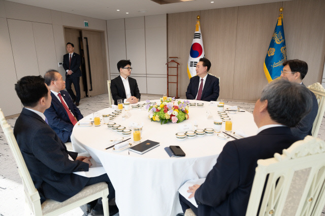 윤석열 대통령이 29일 서울 용산 대통령실 청사에서 국민의힘 한동훈 비상대책위원장, 윤재옥 원내대표 등과 오찬을 함께하며 대화하고 있다. 대통령실 제공