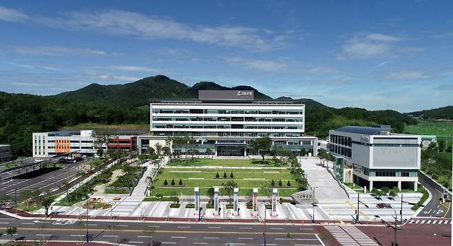 전남 고흥군<사진>은 올해부터 고흥에서 태어난 아이는 첫째아 출산장려금 1080만원을 포함해 총 5000만원 이상의 지원 혜택을 받는다고 29일 밝혔다. 고흥군 제공