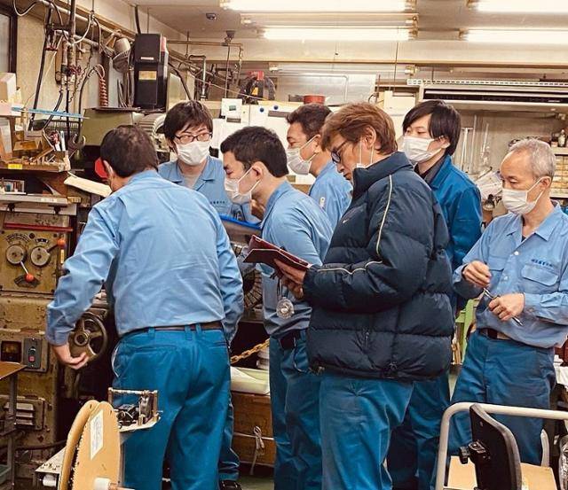 일본 중소기업 사토제작소의 베테랑 직원과 젊은 직원이 함께 일하는 모습. 사토제작소 제공