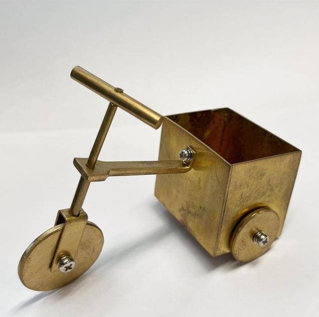 사토제작소의 젊은 직원들이 만든 금속 공예 작품. 사토제작소 제공