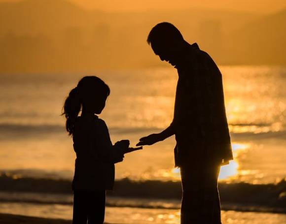 응급실에 다녀온 아빠에게, 8살 막내딸이 용돈과 함께 편지를 건넨 사연이 전해지면서 누리꾼들에게 감동을 주고 있다. 본 기사와 무관한 이미지. [사진=픽사베이]