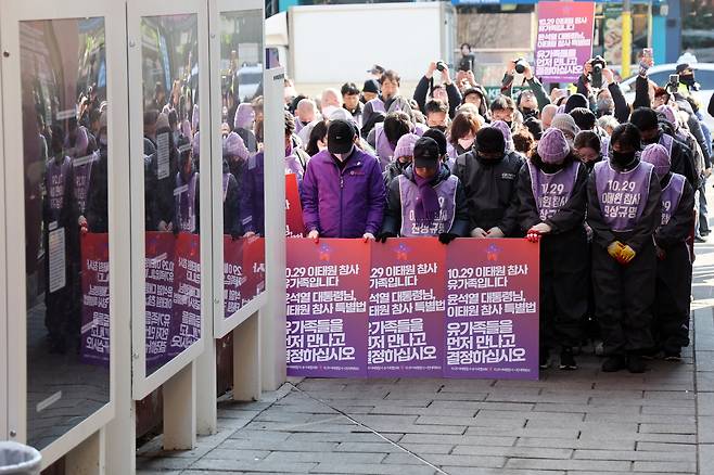 이날 참석자들이 대통령실 방향으로 오체투지 행진에 앞서 묵념하고 있다. 김경록 기자