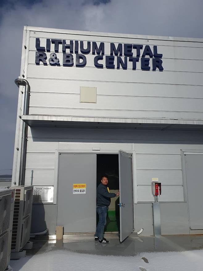 박경수 연구기획팀 팀장이 국내 최초로 만들어진 리튬메탈연구소를 안내하고 있다. 당진=윤현주 기자