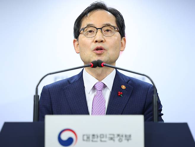 한기정 공정거래위원장이 지난해 12월 19일 오전 정부서울청사 브리핑룸에서 플랫폼 독과점 폐해를 줄일 수 있는 플랫폼 경쟁촉진법 제정 관련 브리핑을 하고 있다. 연합뉴스