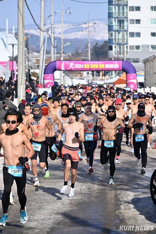 28일 강원 평창군에서 열린 2024 평창 대관령 알몸 마라톤대회에서 참가자들이 힘찬 출발을 하고 있다. (사진=평창군)