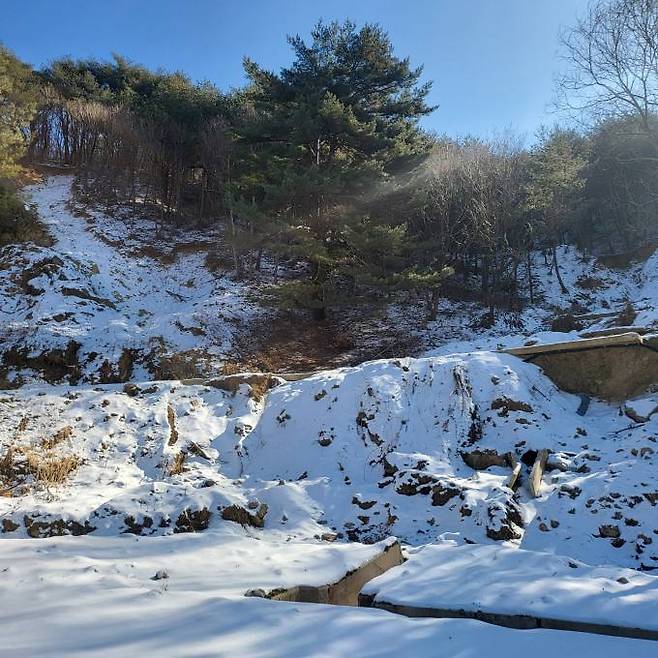 예천군이 양수발전소 연계 사업으로 수십억 원을 들여 조성한 하늘전망대와 소백산하늘자락공원 연결도로가 무너지고 경사면에 산사태가 발생해 주민과 관광객을 위협하고 있다. (권기웅 기자) 2024.01.29