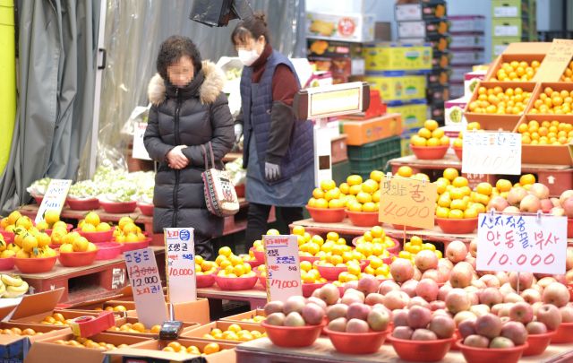 지난 9일 서울 시내 전통시장에서 시민들이 과일을 고르고 있는 모습. 연합뉴스