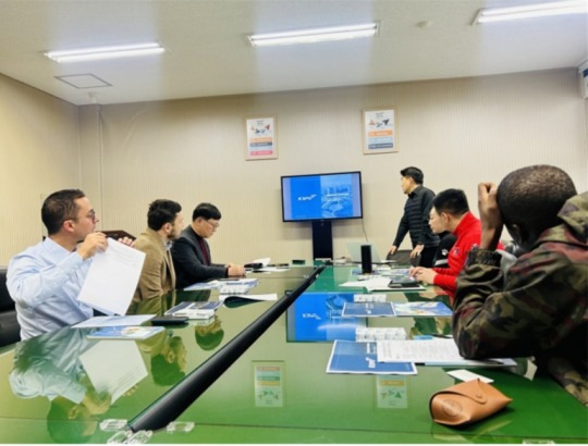 이홍복 경륜경정총괄본부장(왼쪽 세 번째)을 비롯한 관계자들이 개발도상국 스포츠 발전회의에 참석한 공무원들을 대상으로 경륜·경정 경주실황 수출설명회를 진행하고 있다.