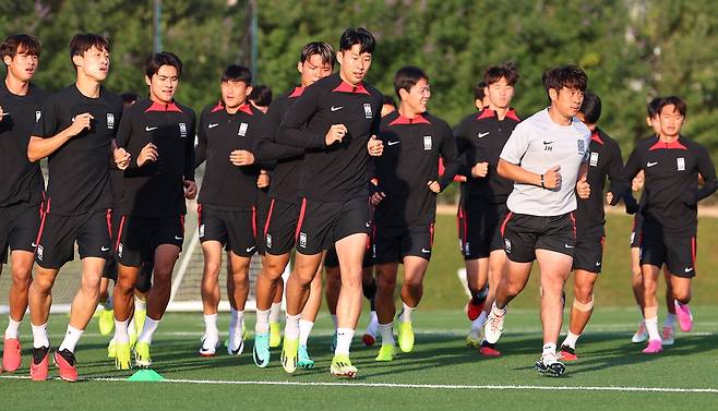 손흥민(가운데)을 중심으로 똘뚤 뭉친 한국 축구대표팀이 훈련에 집중하고 있다. 연합뉴스