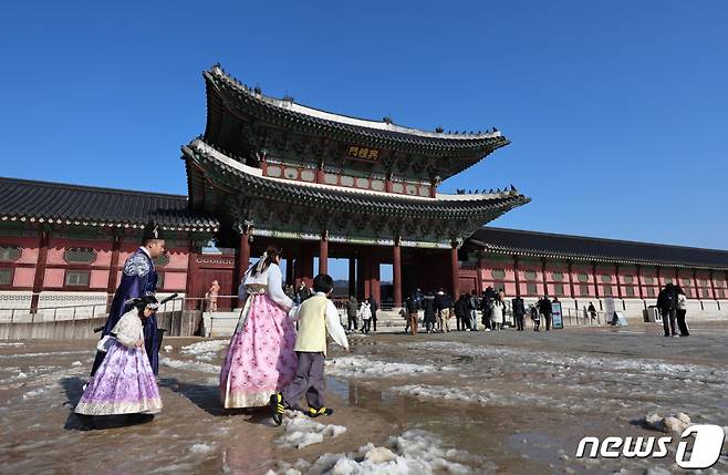 (서울=뉴스1) 구윤성 기자 = 갑진년(甲辰年) 새해 첫 날인 1일 서울 경복궁을 찾은 외국인 관광객들이 한복을 입고 나들이를 즐기고 있다. 2024.1.1/뉴스1  Copyright (C) 뉴스1. All rights reserved. 무단 전재 및 재배포,  AI학습 이용 금지.