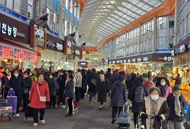 한국농수산식품유통공사(aT) 조사 결과 올해 설 차례상 차림 비용이 평균 31만963원으로 나타났다. 사진은 명절을 앞둔 서울 시내 한 전통시장의 모습. /사진=한국농수산식품유통공사