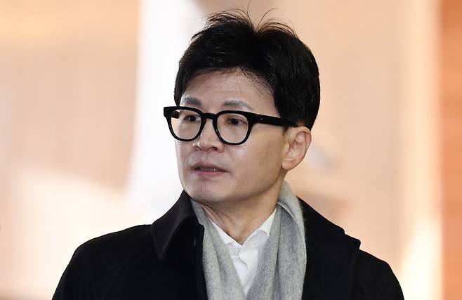 한동훈 국민의힘 비상대책위원장이 지난 24일 서울 여의도 국회에 출근하며 취재진의 질의에 답하고 있다. 이상섭 기자