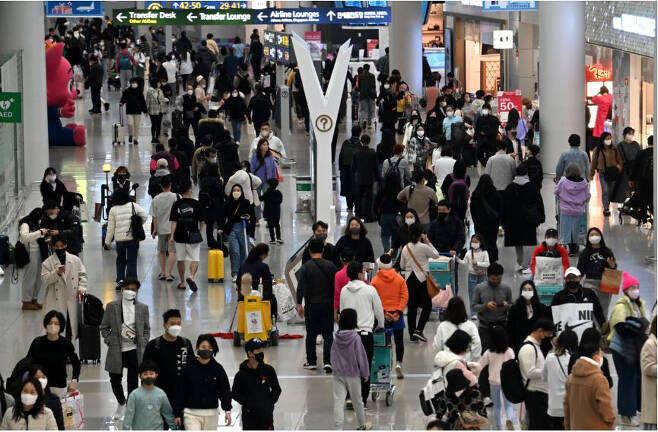 인천국제공항에서 출국을 기다리는 사람들 모습. 임세준 기자