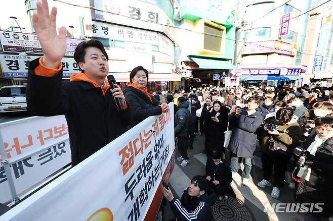 [서울=뉴시스] 홍효식 기자 = 이준석 개혁신당 대표와 양향자 한국의희망 대표가 28일 오후 서울 마포구 망원시장을 찾아 소형 트럭 '라보'에 올라 골목길 정책 홍보를 하고 있다. 2024.01.28. yesphoto@newsis.com