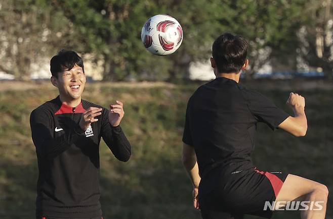 [도하(카타르)=뉴시스] 김근수 기자 = 대한민국 축구 국가대표팀 손흥민이 28일(현지시간) 카타르 도하 알에글라 트레이닝 센터에서 훈련을 하고 있다. 2024.01.28. ks@newsis.com