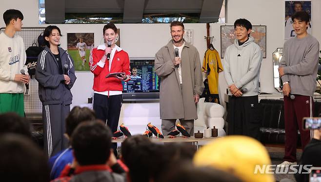 [서울=뉴시스] 김진아 기자 = 미국 메이저리그사커(MLS) 인터 마이애미의 구단주이자 축구 스타인 데이비드 베컴이 29일 서울 명동 아디다스 브랜드 플래그십 서울에서 열린 '프레데터 출시 30주년 기념 전시'에서 토크쇼를 하고 있다. 2024.01.29. bluesoda@newsis.com