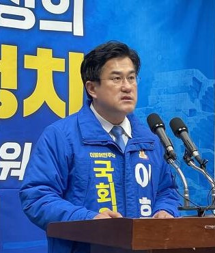 ▲이희성 더불어민주당 익산시을 국회의원 예비후보가 29일 한병도 현역 의원을 향해 TV토론 참여를 재차 촉구하며 4개항 공개질의에 나섰다. ⓒ연합뉴스