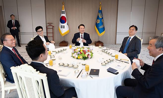 윤석열 대통령이 29일 용산 대통령실 청사에서 열린 국민의힘 지도부와의 오찬에서 한동훈 비대위원장을 비롯한 참석자들과 대화를 나누고 있다. 대통령실 제공