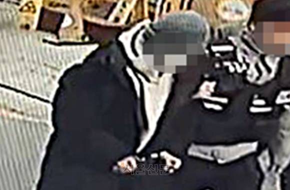 국민의힘 배현진 의원(서울 송파을)이 25일 오후 서울 강남구 신사동의 현장 인근에서 괴한에게 피습을 당하는 사건이 발생했다. 배 의원은 둔기로 추정되는 물체에 맞았으며, 피를 흘려 순천향병원으로 옮겨졌다. 생명에는 지장이 없는 것으로 알려졌다. 사진은 배 의원을 둔기로 습격한 미성년자인 용의자를 체포하는 경찰 모습. 2024.1.25 김예슬 기자