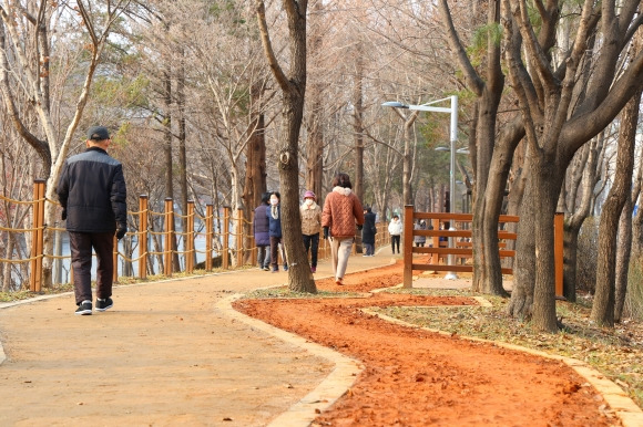 청주시가 지난해 10월 조성한 수곡동 맨발 황톳길. 청주시 제공.