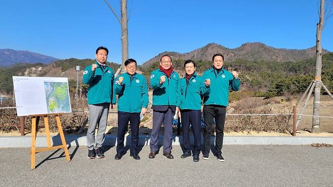 부산시의회 해양도시안전위원회가 올해 첫 임시회를 맞아 해운대수목원과 중앙공원을 방문한 가운데 관계자들이 기념촬영을 하고 있다. 사진제공ㅣ부산시의회