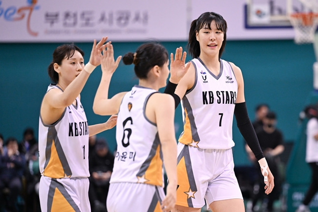 박지수(가장 오른쪽)가 동료들과 하이파이브하는 모습. /사진=WKBL