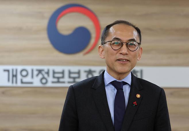 "국제 개인정보 회의서 한국에 관심 뜨거워" (서울=연합뉴스) 서명곤 기자 = 고학수 개인정보보호위원회 위원장이 25일 정부서울청사에서 연합뉴스와 인터뷰하고 있다. 2024.1.25